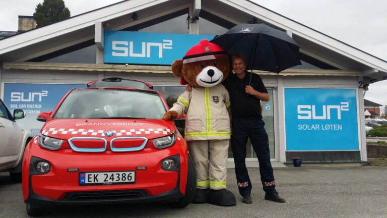 KOMMER TIL LØTEN: Til Pultost- og Akevittdagene kommer Brannbamsen Bjørnis for å lage show. Her er Bjørnis sammen med Kjell fra Ringsaker brannvesen.