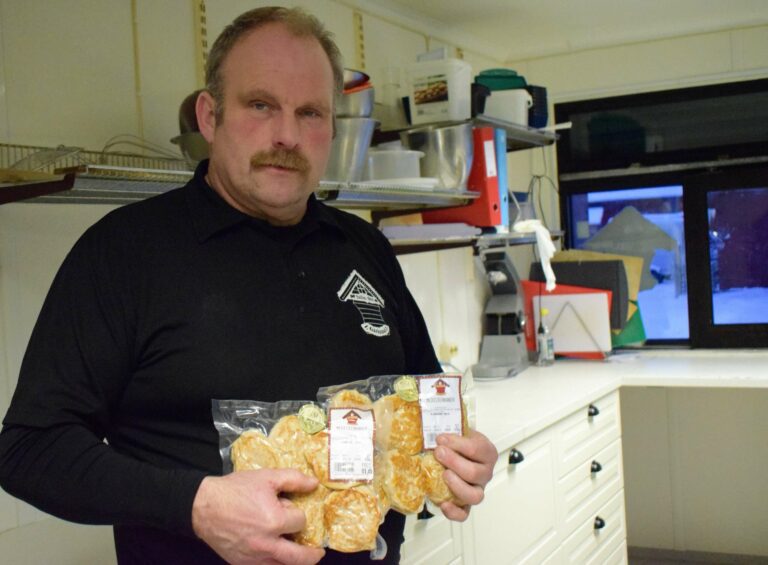 HÅPER PÅ GODT SALG: Ole Martin Kildahl forteller om god omsetning på Bondens Marked i fjor, og håper at like mange kunder tar turen tilbake i år.
