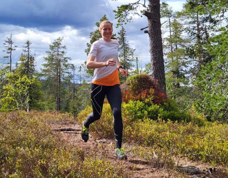 LIKER SEG PÅ BUDOR: Emilie Westli Andersen er én av mange som liker seg til fots på Budor og Løtenfjellet. Nå er det duket for Budor løpefest fra 23. til 25. september. Foto: Amund Hagen Kristiansen.