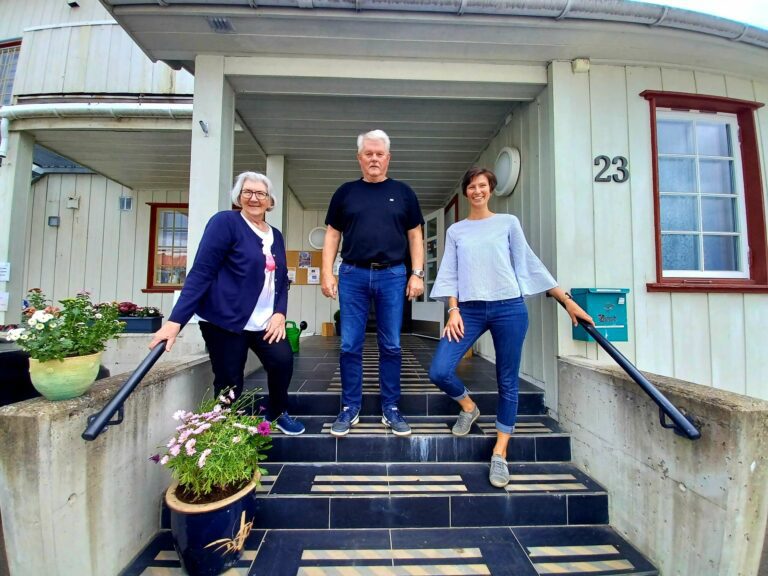 SOMMER I SENTRUM: Torill Fossum, Willy Storsveen og Trine Fjeldstad Kazemba, er klare for lørdagens aktiviteter i sentrum. God mat, konkurranser og aktiviteter for hele familien. FOTO: Line Larsen