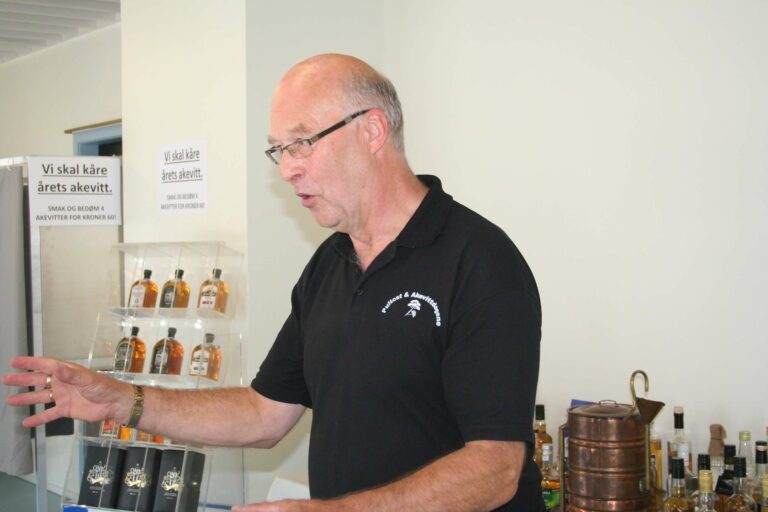 KLAR IGJEN: Gotmar Rustad gleder seg til å ønske folk velkommen til Akevittens Hus igjen. Også i år blir Akevittens Hus å finne på Bøndsen.