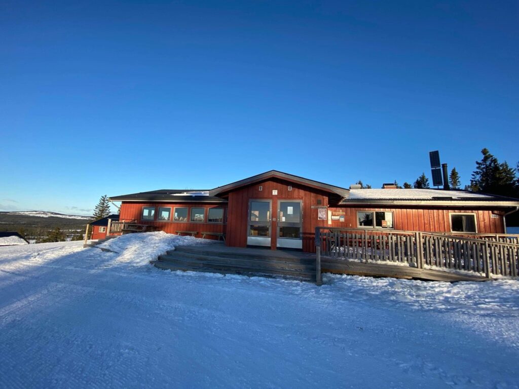 POPULÆRT TURMÅL: Mange tar turen til Målia, både sommer og vinter. Til vinteren blir støyen fra aggregatet borte da serveringshytta får strøm. Foto: Hamar og Hedemarken Turistforening.