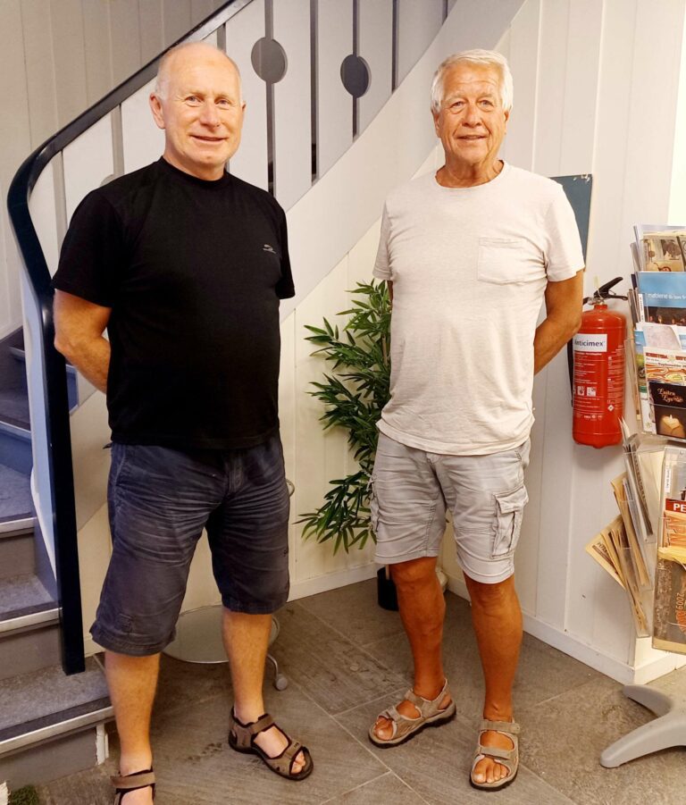 VIL HA MED FLERE STEMMER: Ola Brevig og Reidar Sætveit, har begge sunget i Løiten Sangforening i mange år. En gutteklubb med høy trivselsfaktor, og variert musikk. Nå skal de i gang med et nytt prosjekt, som tar for seg repertoaret til Vazelina Bilopphøggers, og ønsker nye sangere velkommen. FOTO: Line Larsen