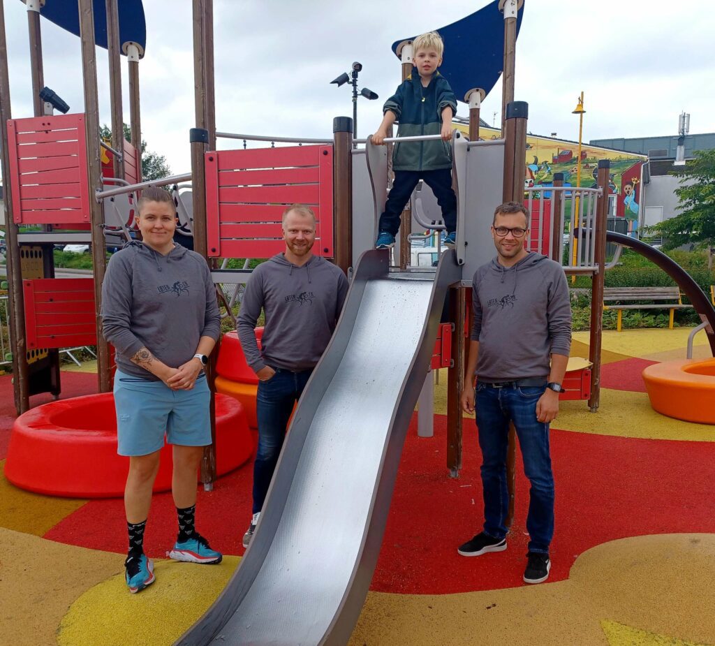 SYKKELSKOLE FOR DE MINSTE: Ingrid Skjærstad Aas, Kristian Stensåsen, Tallak Adelsten Osufsen (5) og pappa Stian Osufsen, er alle klare for å få et større sykkelmiljø i Løten. FOTO: Line Larsen