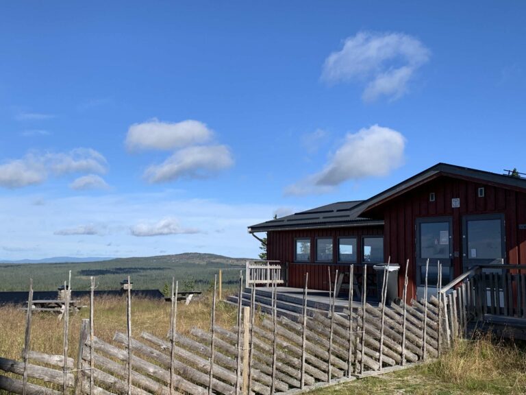 FÅR STRØM: Serveringshytta på Målia får nå strøm. Arbeidene skal fullføreres i høst, slik at påkobling kan skje i oktober. Foto: Hamar og Hedemarken Turistforening.