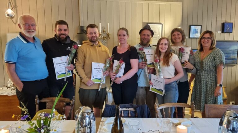 VAR SAMLET: Da årets tildeling ble kjent inviterte Løten kommune mottakerne til Løten nærstasjon. Fra venstre Christen Engeloug (varaordfører), Oliver Weber, Vegar Rasch, Solvår M. Bekkevold, Ola Svensson, Kine Langdalen, Veonika Glitsch og Berte S. Helgestad (næringsrådgiver). Foto: Løten kommune.