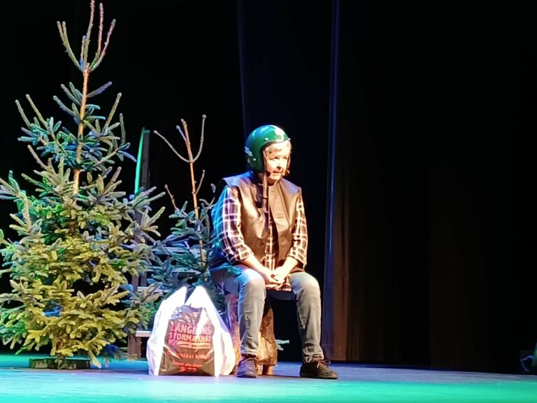 GIR AV OVERSKUDDET: Nordbygdarevyen bruker av overskuddet sitt for å dele ut Bygdesnadderprisen. Her fra da Eva Østberg fortalte om alternative smuglerruter på fjorårets revy. Foto: Line Larsen.