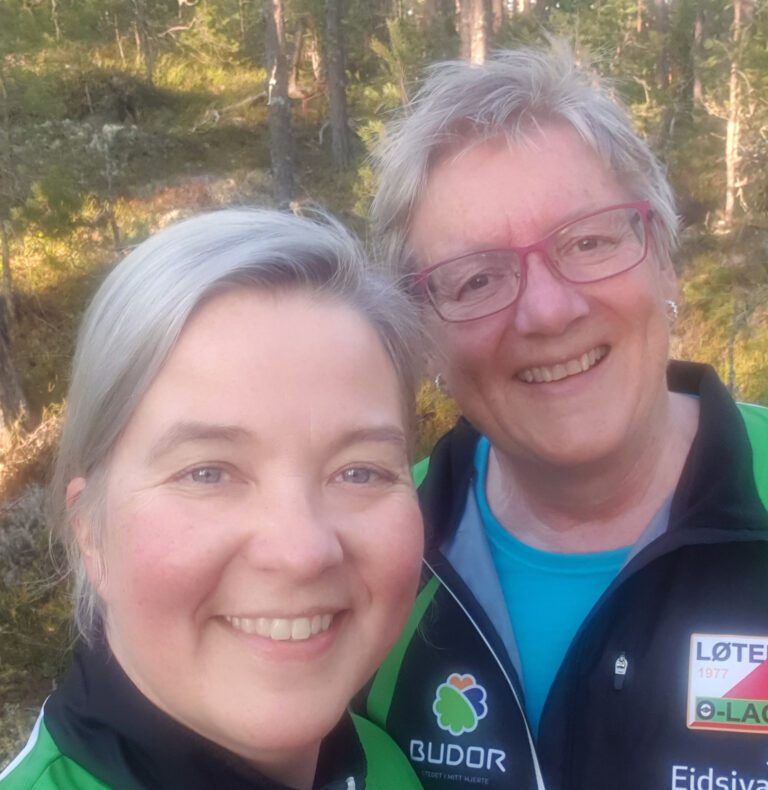 SKAL MARKERES: Bente Elin Lilleøkseth (til venstre) og Tove-Kristin Westli trives i skogen. Snart skal det markeres at det er 60 år siden Løten arrangerte historiens første O-EM.