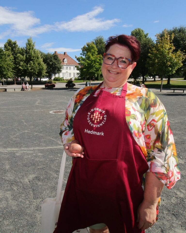 VIL HA MANGE MED: Oddrun Merete Rosvoll Sagevik håper å få med seg 12 deltakere under kvalifiseringen til NM i potetskrelling i Løten. Vinneren her går videre til finalene i Vikingskipet. Foto: Dan Cato Røe, Stangeavisa.