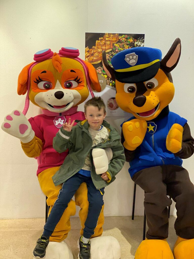 UNDERHOLDER: Tullehundene kommer til Løten Bakeri for å underholde under Pultost- og Akevittdagene. Her ser vi Christian Heimdal-Sjølie sammen med Tullehundene.