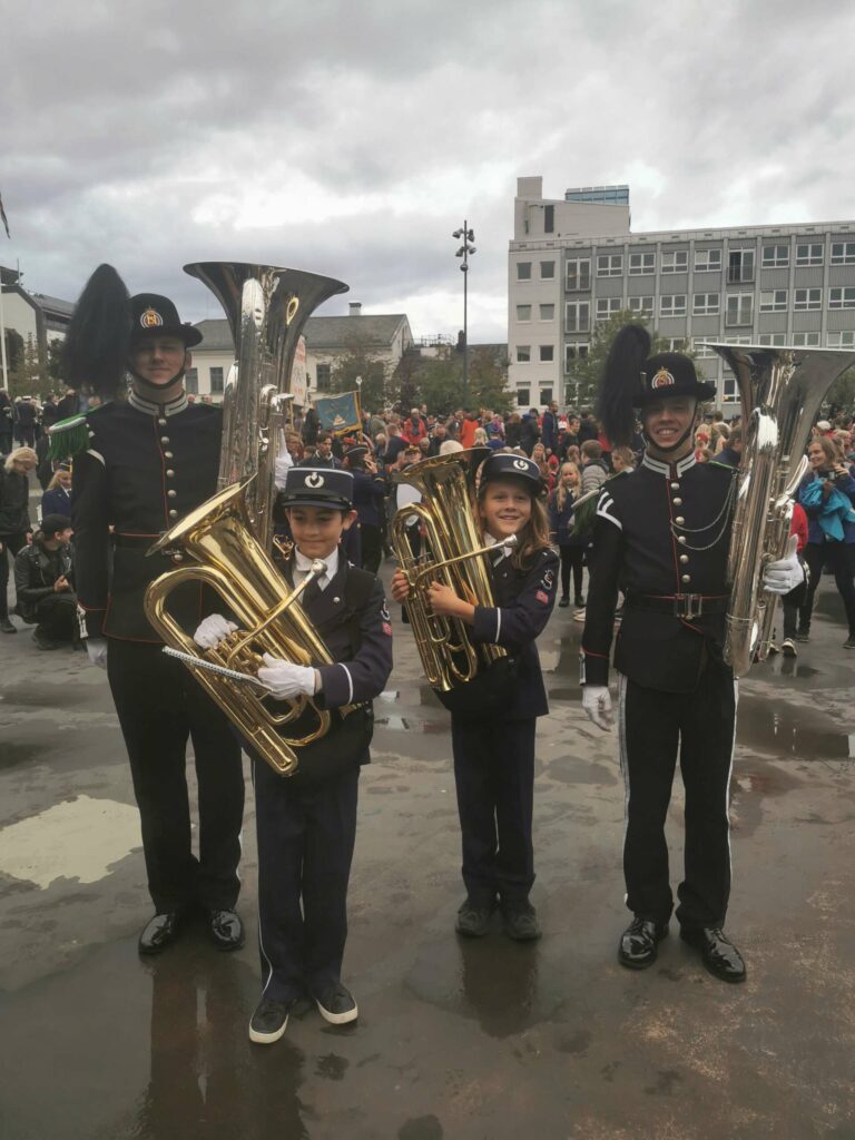 VARIG MINNE: Tubaistene Artom Seryk og Bastian Austeng Kurseth sammen med to tubaister fra Hans Majestet Kongens Garde fra arrangement på Hamar 13.september Foto: Privat.