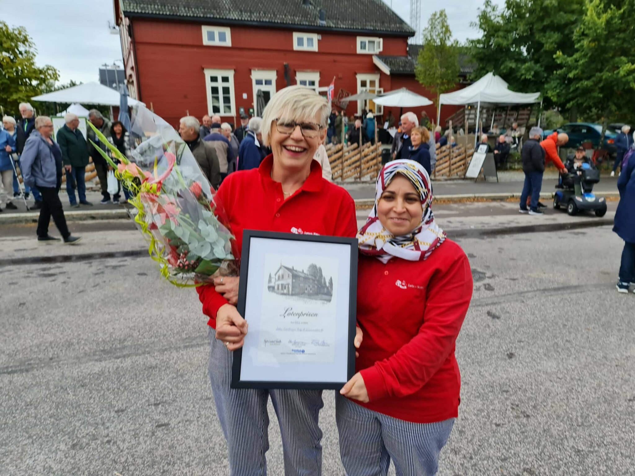 PÅ HØY TID: Løten Nærstasjon Kafé & Landhandleri fikk Løtenprisen 2022 under Pultost- og Akevittdagene. – På høy tid, mente ordføreren. Driver Gerd Else Sletmoen-Nordli og Rajaa Aljuhmany var svært takknemlige.