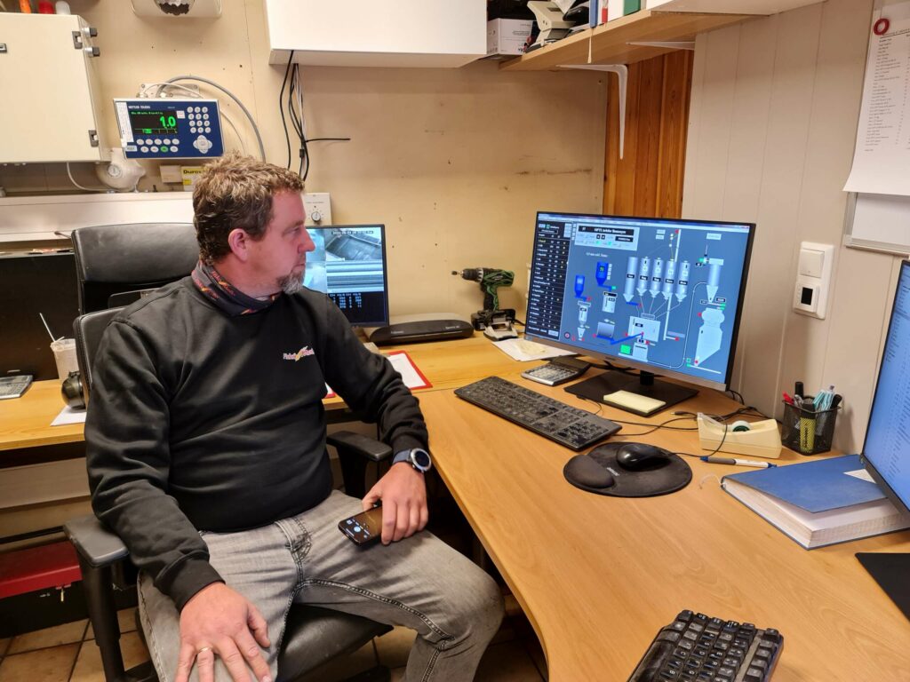 MED I TIDEN: Siden dagens eiere kom inn i 1977 har mye skjedd hos Løten Mølle. Nå er anlegget så digitalt at mye kan styres fra mobilen hvor som helst i verden.