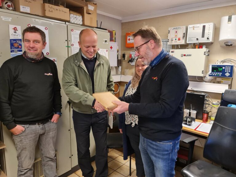 LOKAL HJØRNESTEINSBEDRIFT: Løten Mølle har siden 1977 vært gjennom en stor moderniseringsprosess. Finansminister Trygve Slagsvold Vedum fulgte nøye med under mandagens besøk.