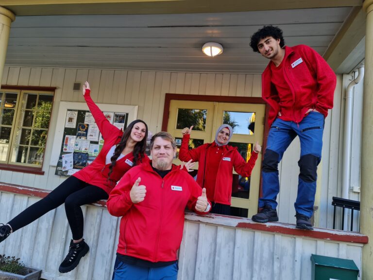 NYTT TILBUD: Nå kommer Barnas Røde Kors til Løten. Amy Michelle (fra venstre), Daniel R. Karlsen, Mariam Alselo og Mustafa Senturk blir med som aktivitetsledere. Bjørg Sorprud skal også være med på dette, men er ikke med på bildet.