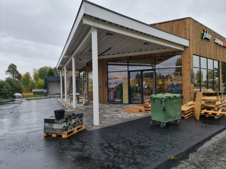 SNART KLART TIL ÅPNING: Den nye Joker Brenneriroa butikken åpnes fredag 30. september klokka 10:00. Nå er det siste finpuss før du kan entre den nye flotte butikken gjennom dette inngangspartiet, Foto: Odd Erland Dalen.