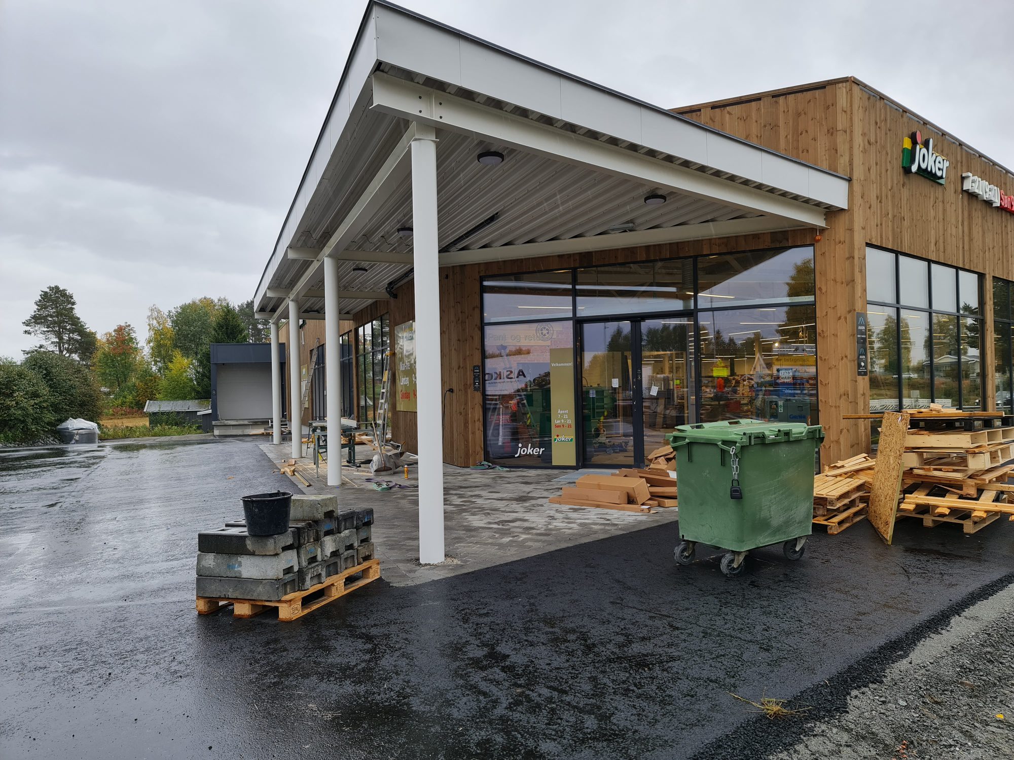 SNART KLART TIL ÅPNING: Den nye Joker Brenneriroa butikken åpnes fredag 30. september klokka 10:00. Nå er det siste finpuss før du kan entre den nye flotte butikken gjennom dette inngangspartiet, Foto: Odd Erland Dalen.
