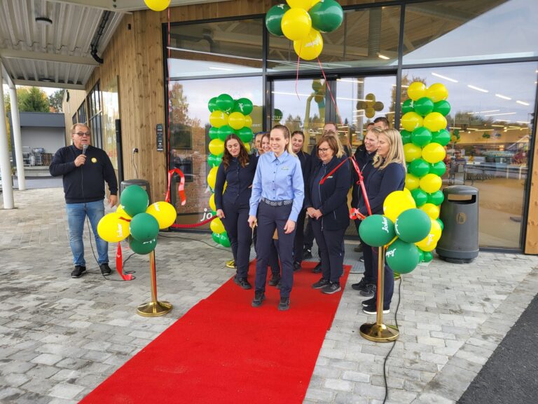 JOKER BRENNERIROA OFFISIELT ÅPNET: Butikksjef Kristin Slåtten fikk æren av å klippe snora og ønske velkommen inn til ny Joker butikk sammen med de ansatte og driver Levi Andersen. Tom Gulliksen fra Profilhuset Gulliksen (med mikrofonen) hadde fått ansvaret med å ordne til feståpning.