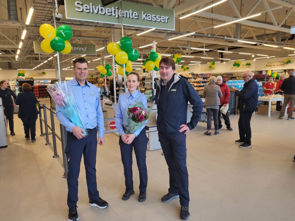 KJEDESJEFEN IMPONERT: Kjetil Flåtrud, Kjedeleder i Joker og Nærbutikkene, er imponert over den jobben som er gjort på Løten med ny Jokerbutikk. Butikkeier Levi Andersen og butikksjef Kristin Slåtten er også godt fornøyd. Foto: Odd Erland Dalen.