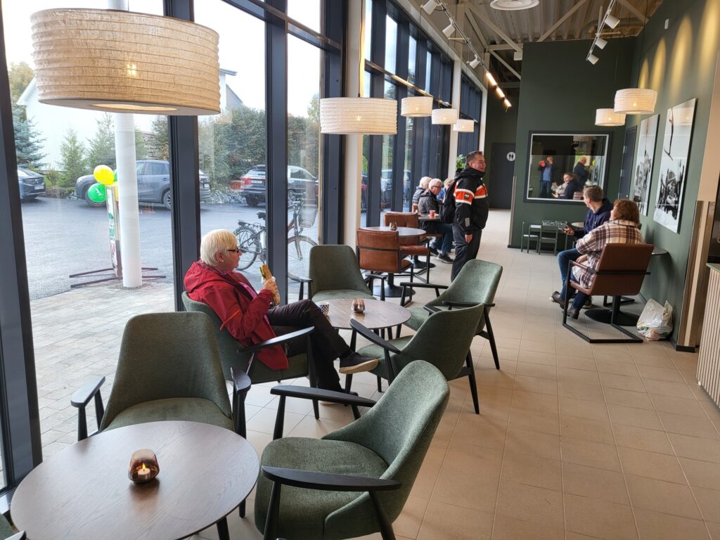 KAFÈKROK: Det er blitt en fin plass for folk å møtes å ta seg en kopp kaffe og noe å spise. Foto: Odd Erland Dalen.