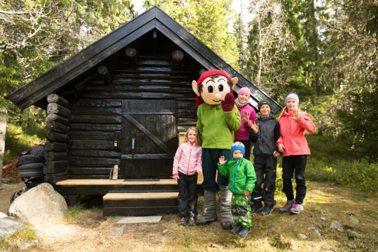 POPULÆR: Budors egen maskot, Risse, er alltid populær da han dukker opp. I høstferien kan små og store møte han igjen. Foto: Andreas Kokkvoll/Visit Budor.