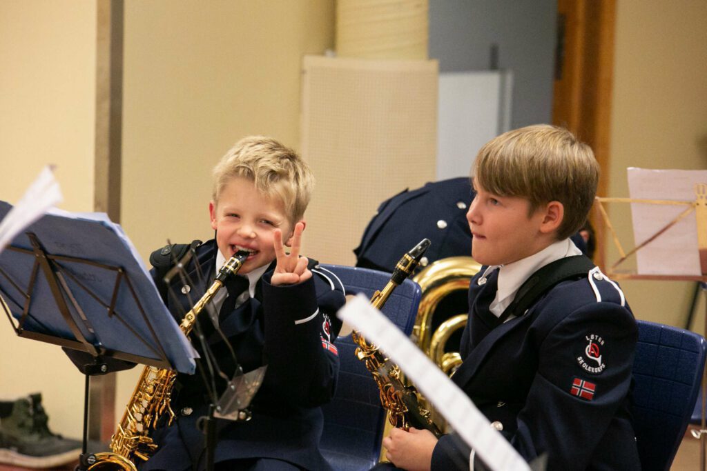 KORPS ER GØY: Det er både lek og alvor å være med i korps. Her er Auden Brustad og Sebastian Johansen Stensbøl i godt humør. Foto: Frederik Garshol.