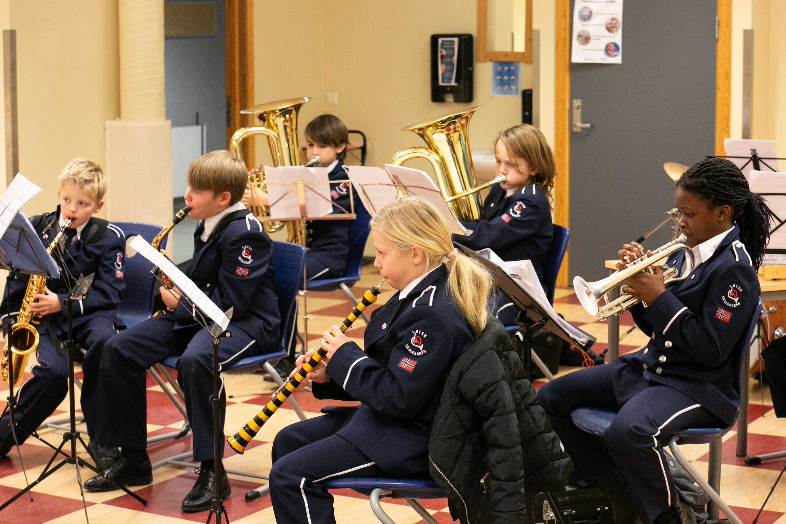 ØNSKER NYE ASPIRANTER VELKOMMEN: Her er noen av dem som har vært aspiranter. Auden Brustad, Sebastian Johansen Stensbøl og Vilja Korsvik-Nilssen (foran) Artom Seryk, Bastian Austeng Kurseth og Bernadette Baganda (bak). Foto: Frederik Garshol.