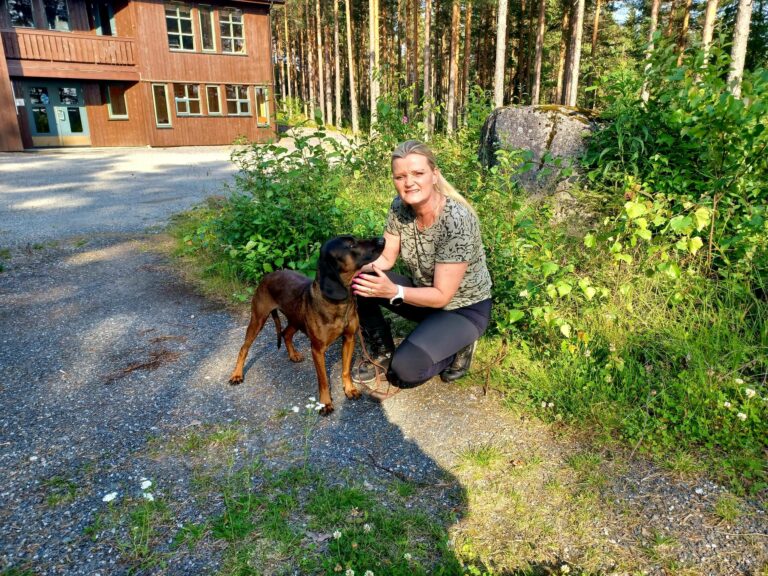 MESTVINNENDE HUND: Beate Smestad har all grunn til å være stolt av Frøken. Når premiehylla er full, vet man at utallige timer trening gir resultat. FOTO: Line Larsen