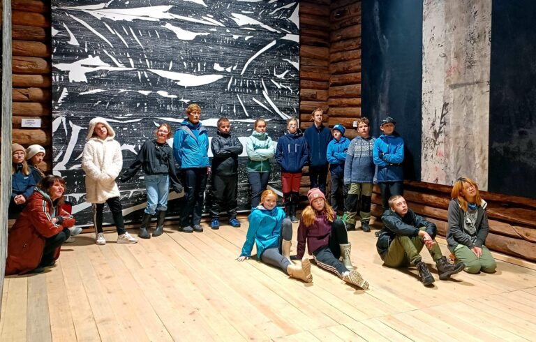 BESØK PÅ GALLERI: 7.klasse ved Lund Oppvekstsenter har besøkt Galleri Rømma, og sett på kunst av Erik Annar Evensen. Bak f.v: Gallerieier Kristin Solberg, Nora Helene Palerud Dahl, Vilje Marie Fagerli, Natalie Alvseike, Matilde Strand-Larsen, Lærer Marianne Ruud Skjærstad, Petter Vestengen, Martine Cae Ottosen, Solveig Sveen-Røhne, Tøger Ødegård, Martinus Vestskogen Jevnaker, Johannes Sjøberg Nygaard og Håkon Reiersen Øxseth. Foran f.v: Amalie Andersen, Emma Grønsveen Stenseth, Aleksander Imset Jølstadengen og Emma Pongseng Ophus. FOTO: Line Larsen