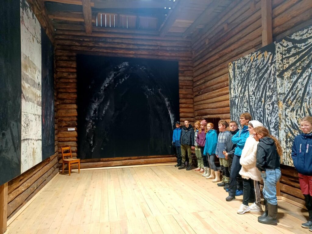 STILLE I REKKA: Alle elevene viste stor interesse, og fulgte godt med når historien bak maleriene ble fortalt. FOTO: Line Larsen