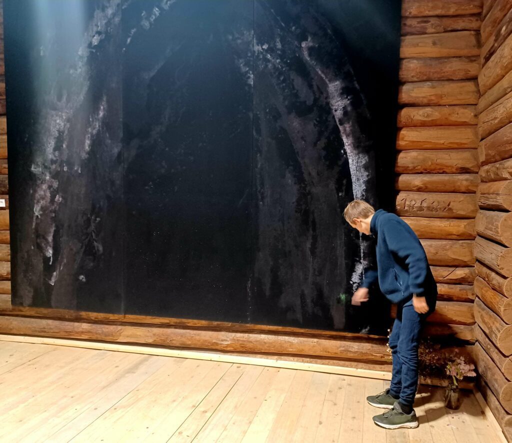 TOLKNING AV BILDER: Elevene fikk selv vise hva de så i hvert maleri. Her får Tøger Ødegård fortelle hva han ser i bildet "Arktisk Portal". FOTO: Line Larsen