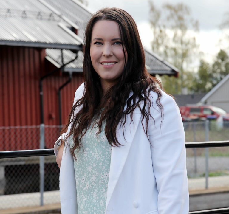 TAR OPP SKOLESAKEN: Løten SV inviterer til åpent møte om fremtidens Løten-skole. Leder i lokallaget, Hilde Mari Bjørke, håper mange kommer for å delta. Arkivfoto: Emilie Westli Andersen.