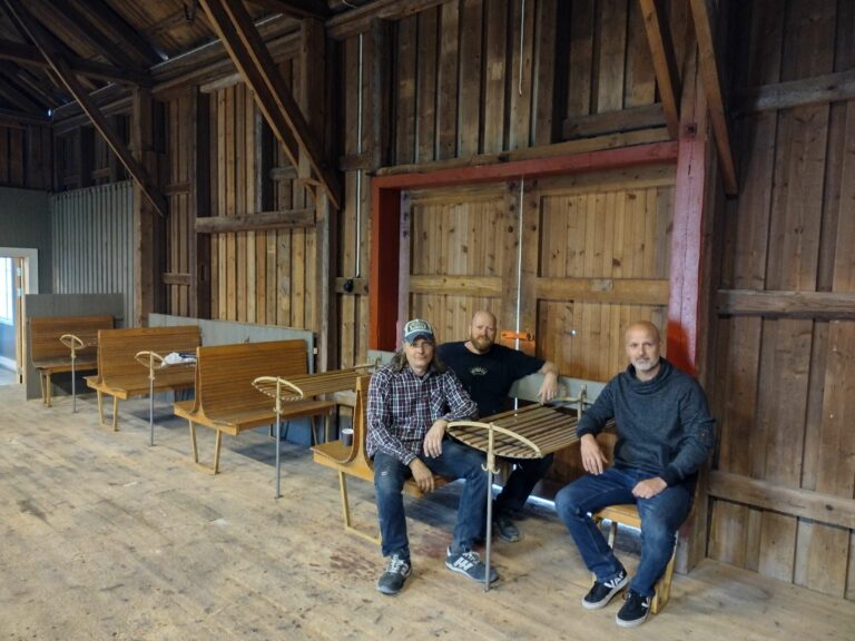 FÅR MEST: Godshuset har fått tilskudd til to prosjekter, totalt 250.000 kroner, fra Sparebankstiftelsen Hedmark. Her ser vi Bjørn Flaaseth, (f.v) og Terje Olsrud prøvesitter 2-seteren mens Sølve Fuglseth har tatt sjefsstolen. Arkivfoto.