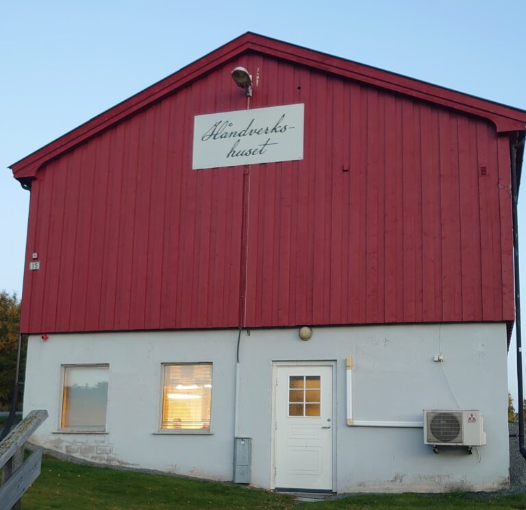 ÅPNER DØRNE: Håndverkshuset gjentar fjorårssuksessen, og inviterer til åpen dag. Mange tok turen innom i fjor, både av utstillere og besøkende.