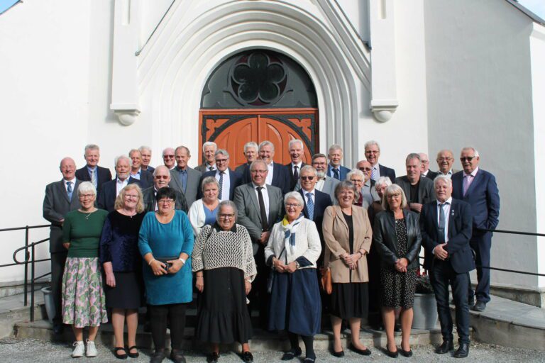 NAVNELISTE GULLKONFIRMANTER 18. SEPTEMBER 2022: Bak fra venstre: Tor Arne Hjelle, Arvid Libak, Anton Høgholen, Leif Martin Kjos, Egil Skårholen, Kees Mikkel Broekman, Tore Sætren, Ivar Heide, Hans Petter Westli, Harald Øie, Asle Flesjø, Gunnar Nordsveen, Odd Erik Henden, Oddmund Søsveen Lie, Frank Yngve Lund, Rune Karlsen, Trond Kristiansen og Bjørn Roger Paulsen. Midten fra venstre: Håkon Kildahl, Jostein Hårdnes, Erik Palerud, Bente Pedersen, Taale Stensbye, Per Johnny Melvold, Dina Rustad Frang og Synnøve Nersveen. Foran fra venstre: Randi Lise Grøholt, Gerd Lunde, Mona Thingstadberget, Käte Storsveen Nilsen, Sigrun Gråbergsveen, Eva Kristin Kristiansen, Eli Lilleøkseth og Bjørn Sætren. Foto: Sendt av Håkon Kildahl.