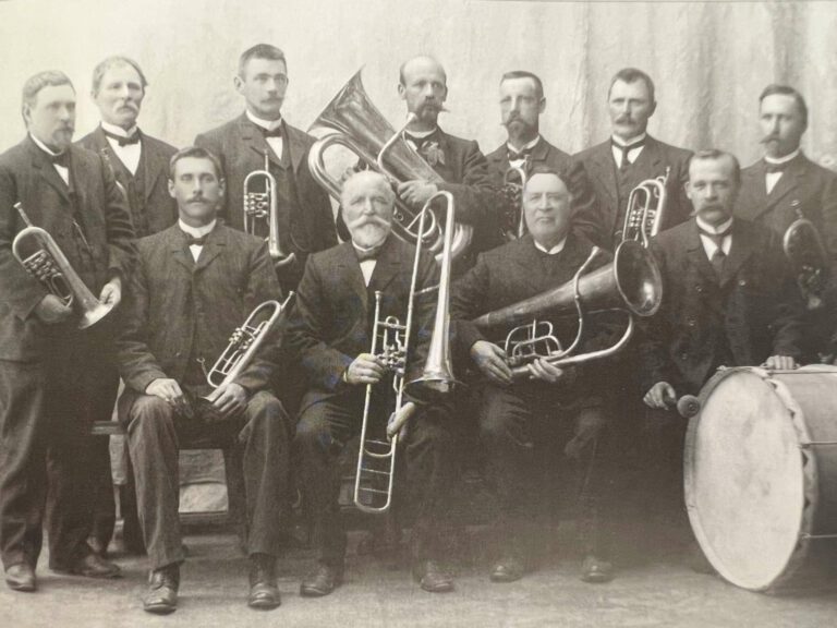 LANGE TRADISJONER: Løiten Musikforening ble stiftet i 1862, og het i starten Rustadmusikken. Nå skal jubileet markeres i Løten kino.