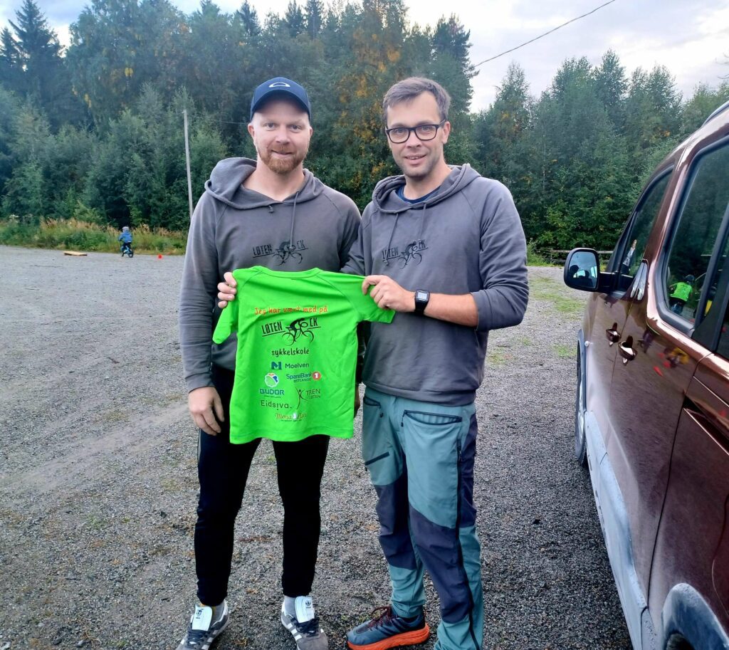 EGNE SKJORTER: Til Sykkelskolen fikk Løten CK trykket opp egne skjorter. Trygg Trafikk setter stor pris på prosjektet, og klubben har fått sponset både lykter og refleks. FOTO: Line Larsen