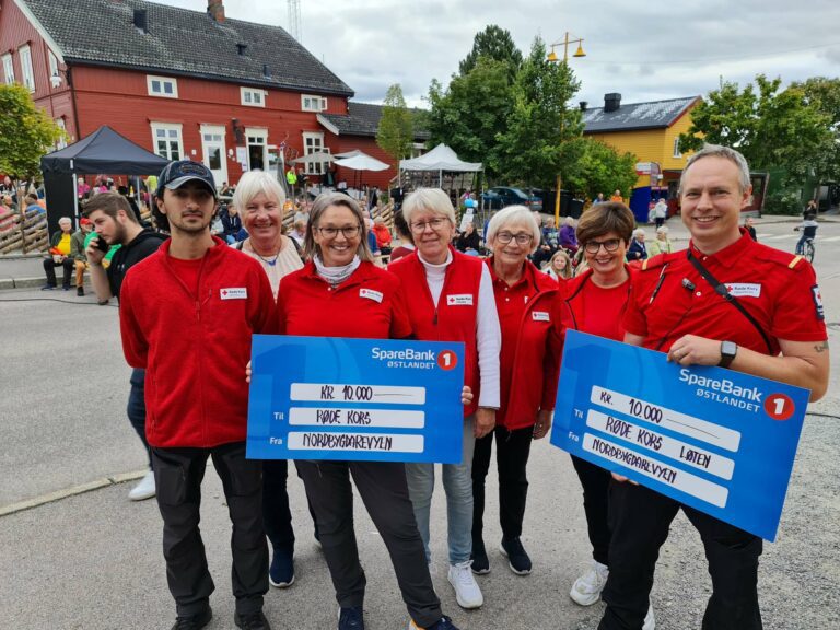 TODELT: Nordbygdarevyen har valgt å dele Bygdesnadderprisen i to denne gangen. 10.000 kroner går til Røde Kors lokalt i Løten, mens like mye går til Røde Kors sentralt. Prisen ble delt ut under Pultost- og Akevittdagene.