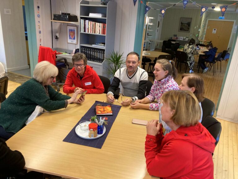 FIN ARENA: Språkkafeen i regi av Røde Kors Løten og Løten Frivilligsentral byr på både læring og sosialt fellesskap.