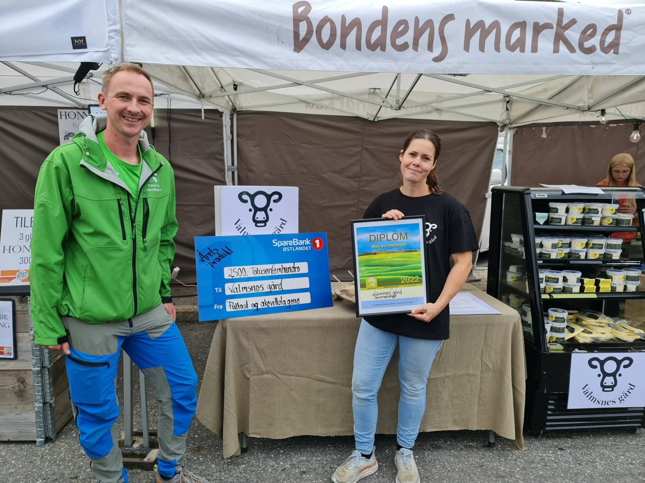 ÅRETS PRODUKT: Valmsnes Gård vant prisen for årets produkt i Mat fra Innlandet. Her ser vi Julie Dahl i Valmsnes Gård sammen med Johan Kirkelund som er leder for Pultost- og Akevittdagene.