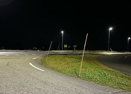 TRAFIKKSIKKERHET: Vi er i gang med å sette opp brøytestikker langs fylkesvegene i Innlandet. Vi oppfordrer trafikantene om å la brøytestikkene få stå i fred. Foto: Innlandet fylkeskommune.