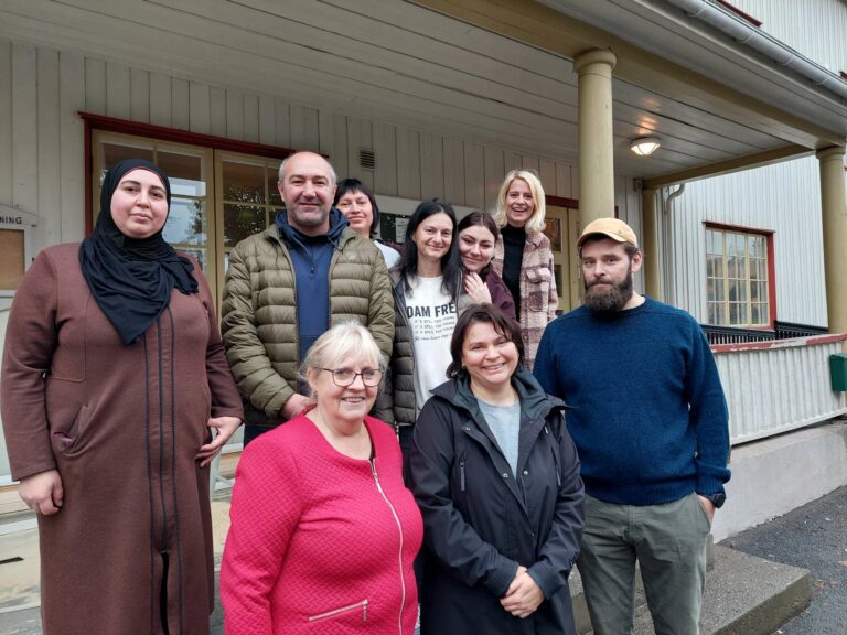 MANGFOLD: Disse er klare til å ta imot deg på internasjonal fest på Bøndsen. Fra venstre: Toril, Olena og Ivan. Bak fra venstre: Mountaha, Oleksandr, Oksana, Inna, Olena og Hanne Mette. Foto: Emilie Westli Andersen.