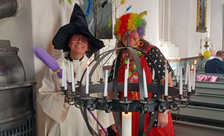 INVITERER TIL KARNEVALSGUDSTJENESTE; Prest/kapellan Elisabeth Vestgård (til venstre) og leder Løten Kirkelige Fellesråd Mona Myrvang Nygård hadde kledd seg ut på en tidligere karnevalgudstjeneste. Denne helga blir det på ny karneval og fastelavn i kirken! Arkivfoto: Line Larsen.