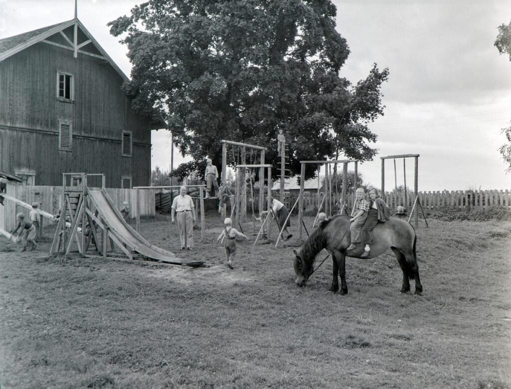 1950-TALLET: Fra sommerleiren på Grylling vestre på 1950-tallet. Foto: Normann Fotoatelier / Anno Domkirkeodden.