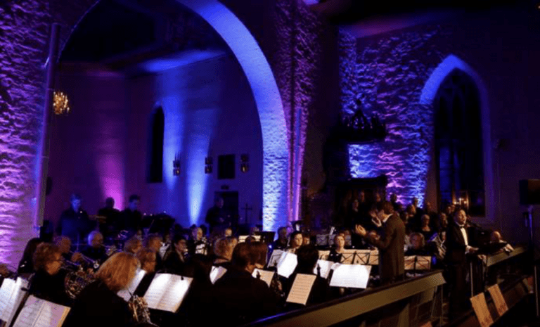 JULEKONSERT: Ådalsbruk Musikkforening samarbeider med Nordic Blue om julekonserten i Romedal kirke. De garanterer julestemning til alle som kommer.