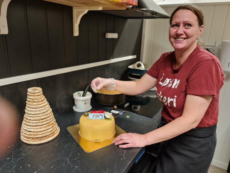 BLIR I LØTEN: Marianne Heimdal-Sjøle fortsetter bakeridriften i Løten. Men nå åpent kun torsdag, fredag og lørdag.