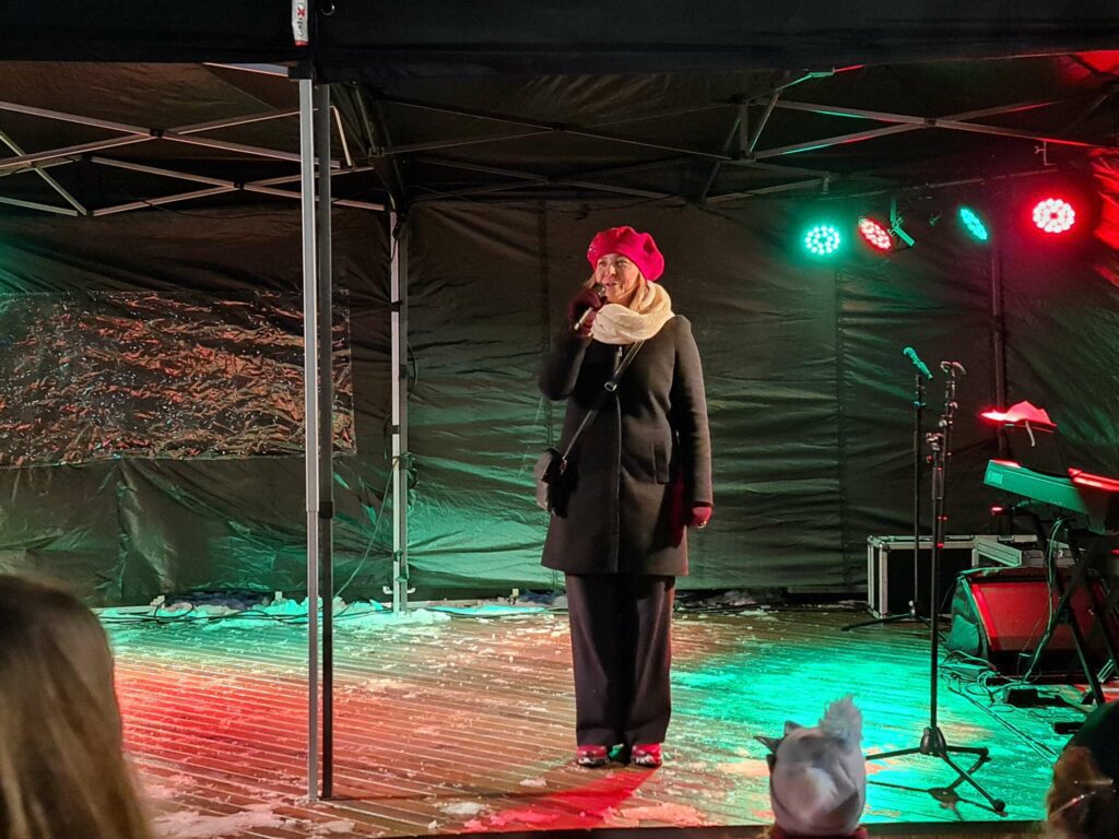 REGI: Løten kulturskole hadde mye av ansvaret for Julegrantenninga i Løten. Kulturskolerektor Margrete Nordmoen ledet det hele på en utmerket måte. Foto: Odd Erland Dalen.