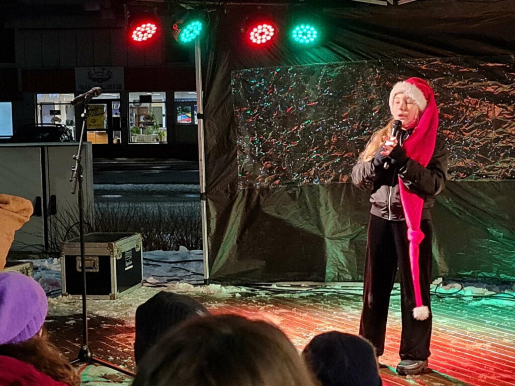 UTVALGT TIL Å OPPTRE: Celina Natalia Ejsmont fra Ådalsbruk ønsket å få synge under julegrantenningen og fikk det ærefulle oppdraget. Foto: Odd Erland Dalen.