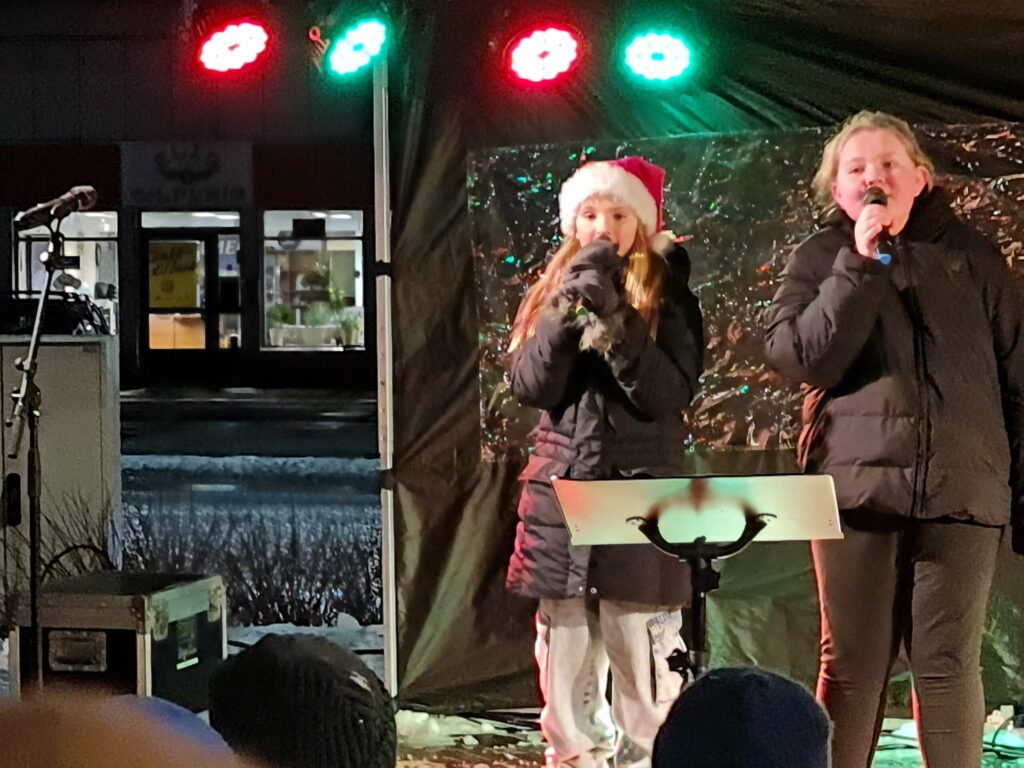 LØTEN KULTURSKOLE: Sangelevene Maria Multhagen Langseth og Thea Finstad Nybø fremførte sangen "En stjerne skinner i natt". Foto: Odd Erland Dalen.