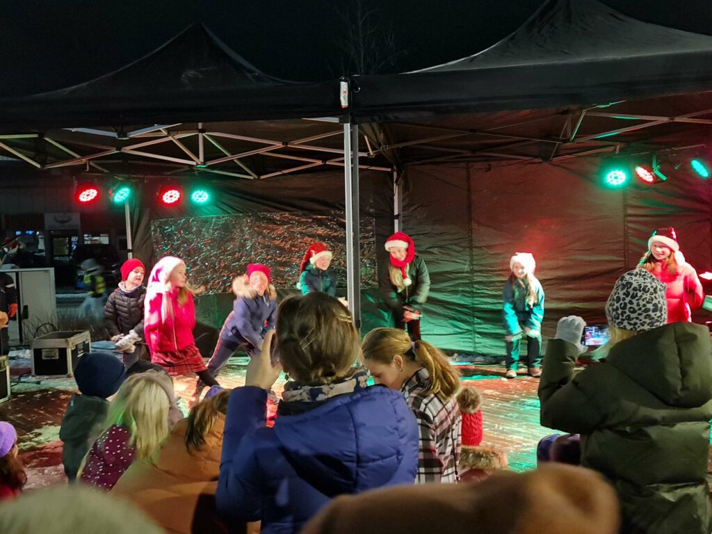 DANSEOPPTREDEN: Flott dans ble fremført fra Løten kulturskole sin dansegruppa i alder 1.-5.klasse. Foto: Odd Erland Dalen.